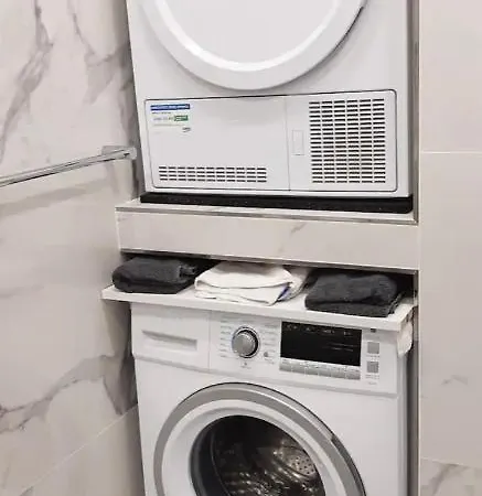 Impeccable 2 Pièces Avec Balcons à 50m De La