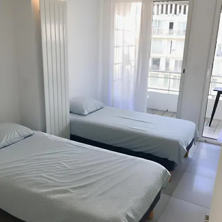 Impeccable 3 Pieces Avec Balcons, La A 50m Juan Les Pins Proche Cannes *